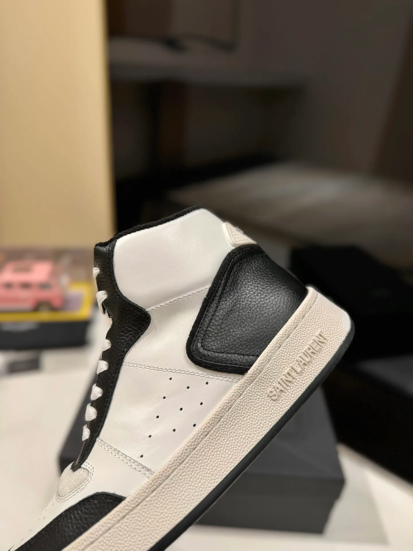 👟👟Ex-factory price 680👟👟 [High version for couples] YSL SAINT LAURENT Yves Saint Laurent SL61, the latest popular casual series in spring and summer...👍👍 Yves Saint Laurent SL61, original purchase, 1:1 replica, fresh blood injection and casual retro design, super good-looking and versatile, the upper is made of cowhide punching and splicing, the upper is super soft , lightweight and comfortable to match with sweatshirts, it is recommended to have one pair in each hand😁 ✅Fabric: Original customized cowhide ➕Punching process ➕Last process ✅Inner lining: Original towel lining ✅Feet: Original customized cowhide ✅Outsole: Original molded two-color bottom ✅Packaging: Original full set of packaging ✅Code number: 35-46 (Female 41.42. Male 38.45.46 Customized, non-returnable)